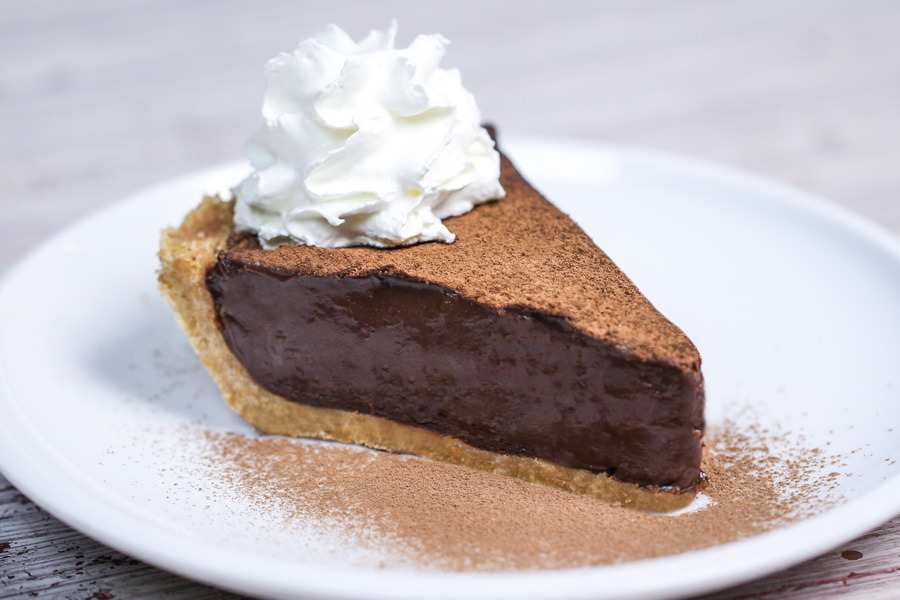 Super Creamy No-Bake Chocolate Pie