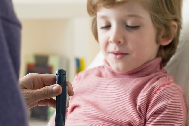 12 symptoms of diabetes in children (and how to confirm)