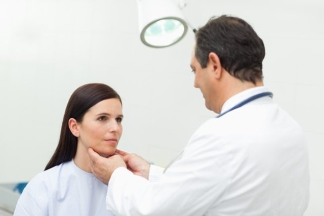 Nodule or lump in the neck: 7 common causes (and what to do)