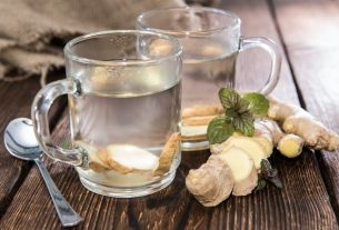 4 teas to stop late menstruation (and how to use)