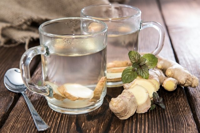 4 teas to stop late menstruation (and how to use)