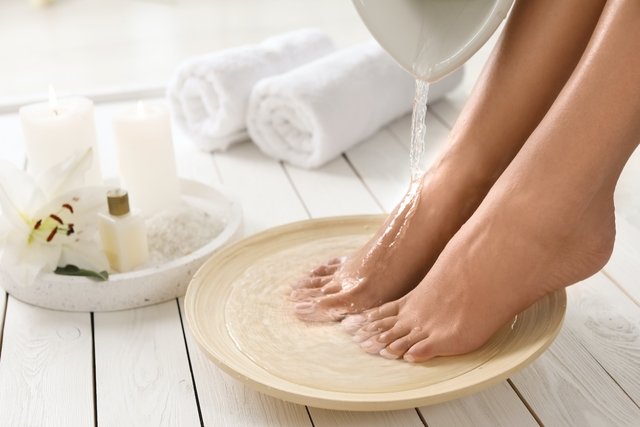 5 home remedies for swollen feet (and how to prepare)