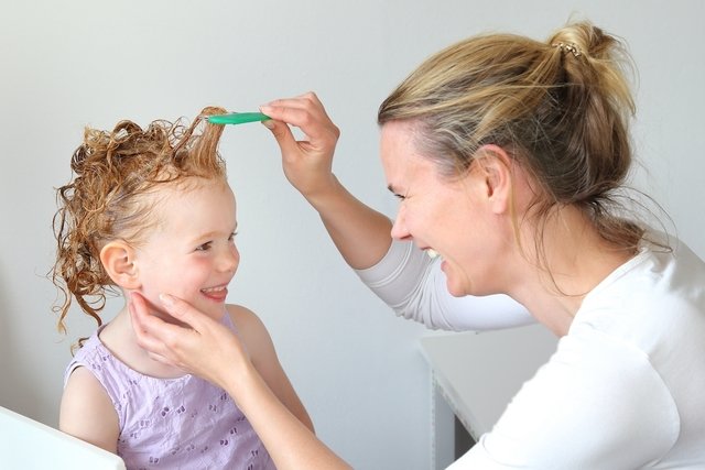 5 steps to eliminate lice and nits (with home remedies)