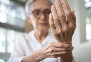 6 main symptoms of rheumatoid arthritis (with online test)