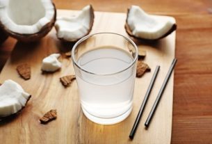 7 benefits of coconut and how to consume it (with recipes)