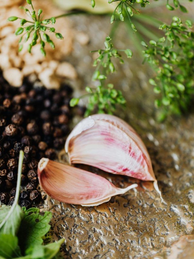 7 reasons to eat a garlic clove on an empty stomach