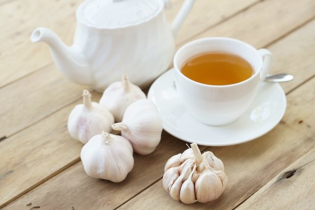 8 garlic teas for flu (and how to make them)