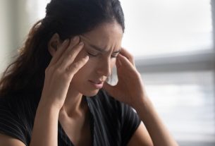 9 main migraine symptoms (and who is most at risk)