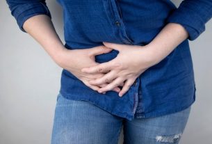 9 main symptoms of appendicitis (with online test)