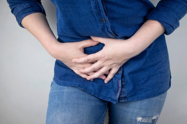 9 main symptoms of appendicitis (with online test)