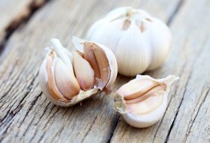 How to make a natural antibiotic with garlic