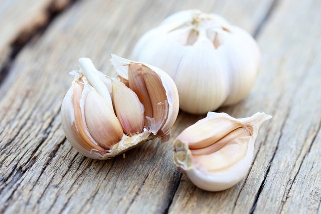 How to make a natural antibiotic with garlic