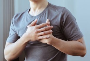 What can cause breast pain in men (and what to do)