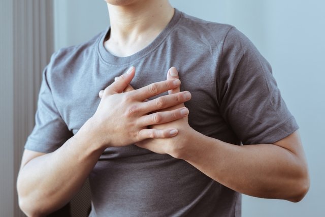 What can cause breast pain in men (and what to do)