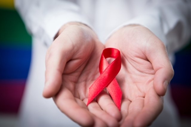 11 main symptoms of AIDS (and how to know if you have the disease)