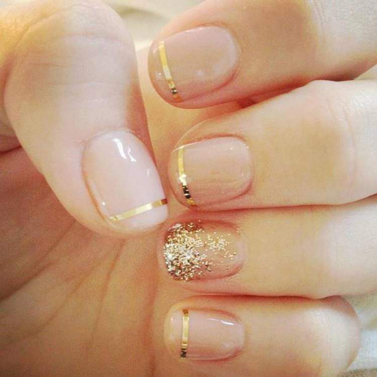 Short nails decorated with gold details