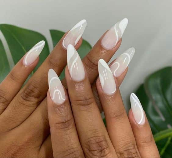 Milky nails: the return of nails with white nail polish