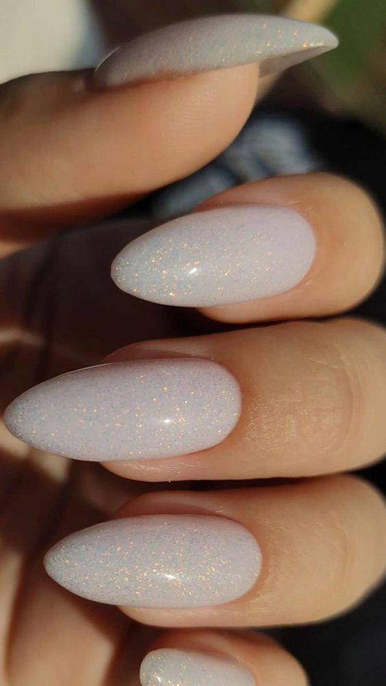 Milky nails: the return of nails with white nail polish