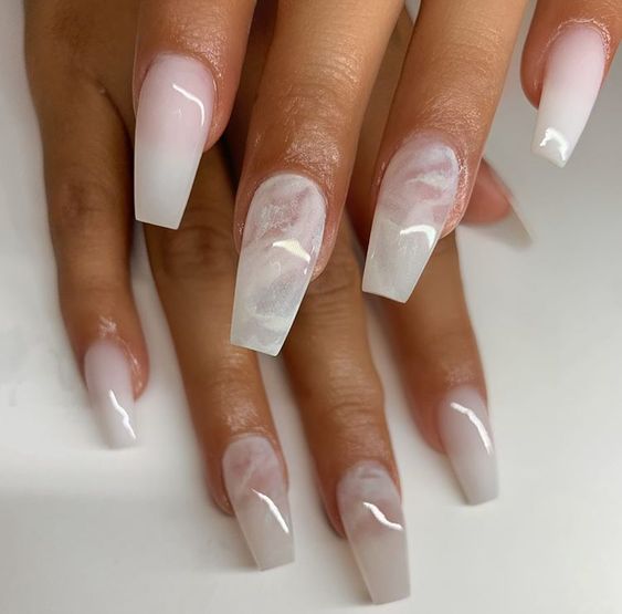 Milky nails: the return of nails with white nail polish