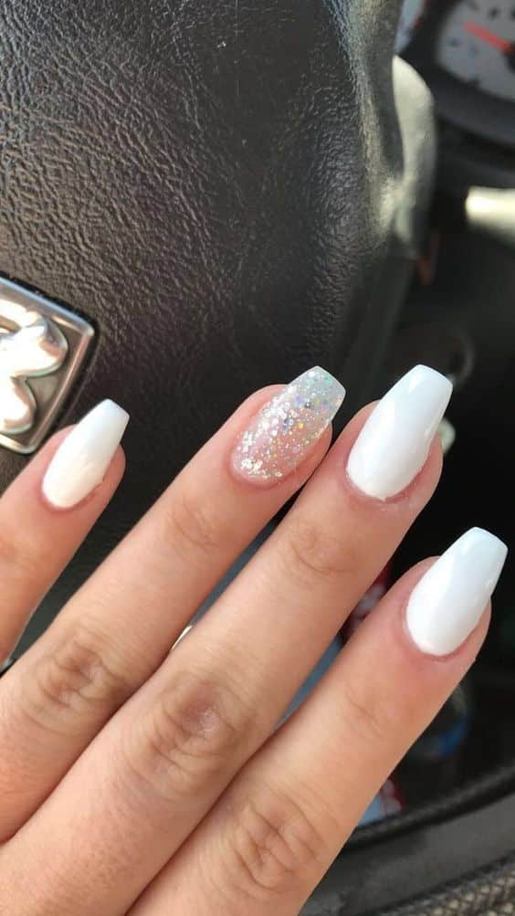 Milky nails: the return of nails with white nail polish