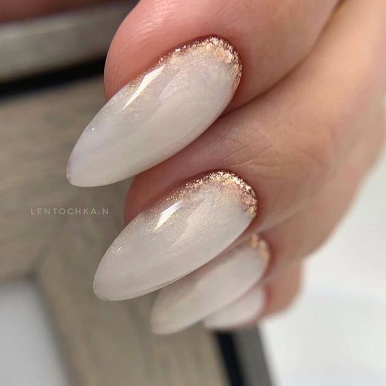 Milky nails: the return of nails with white nail polish