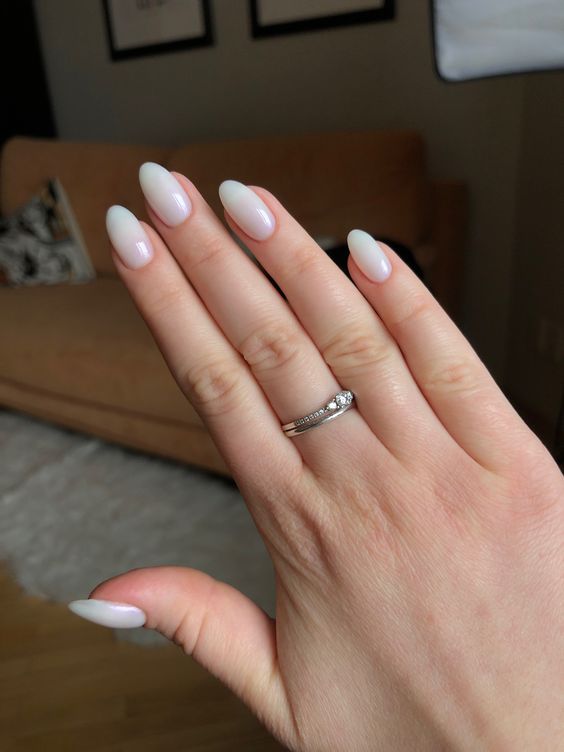 Milky nails: the return of nails with white nail polish