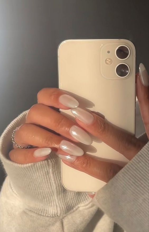 Milky nails: the return of nails with white nail polish