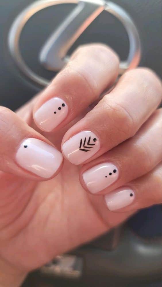 Milky nails: the return of nails with white nail polish