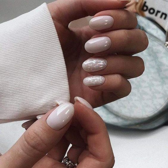 Milky nails: the return of nails with white nail polish