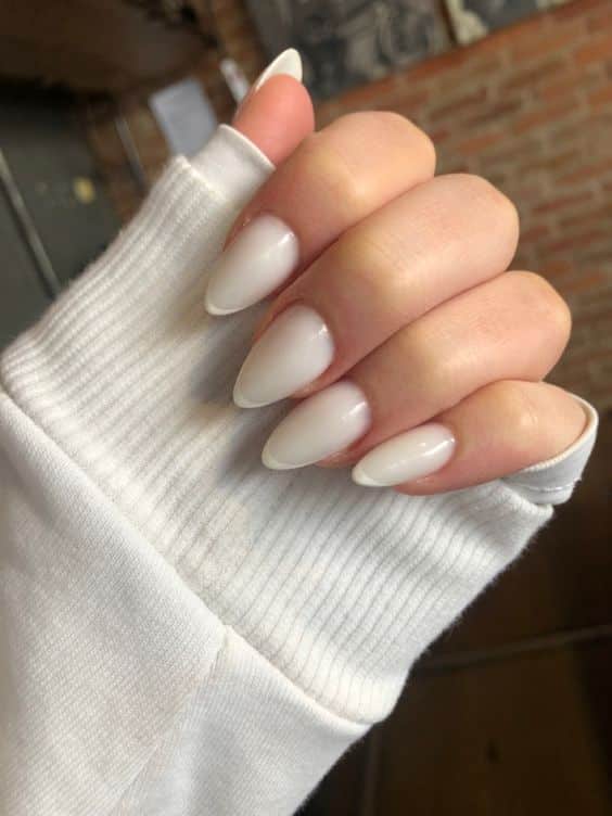 Milky nails: the return of nails with white nail polish