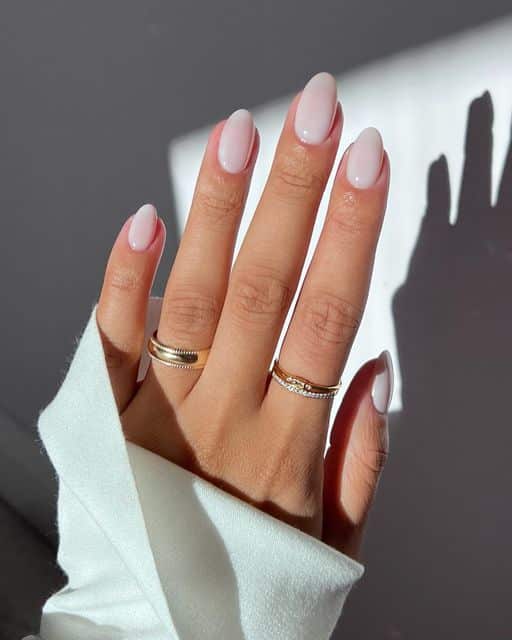 Milky nails: the return of nails with white nail polish