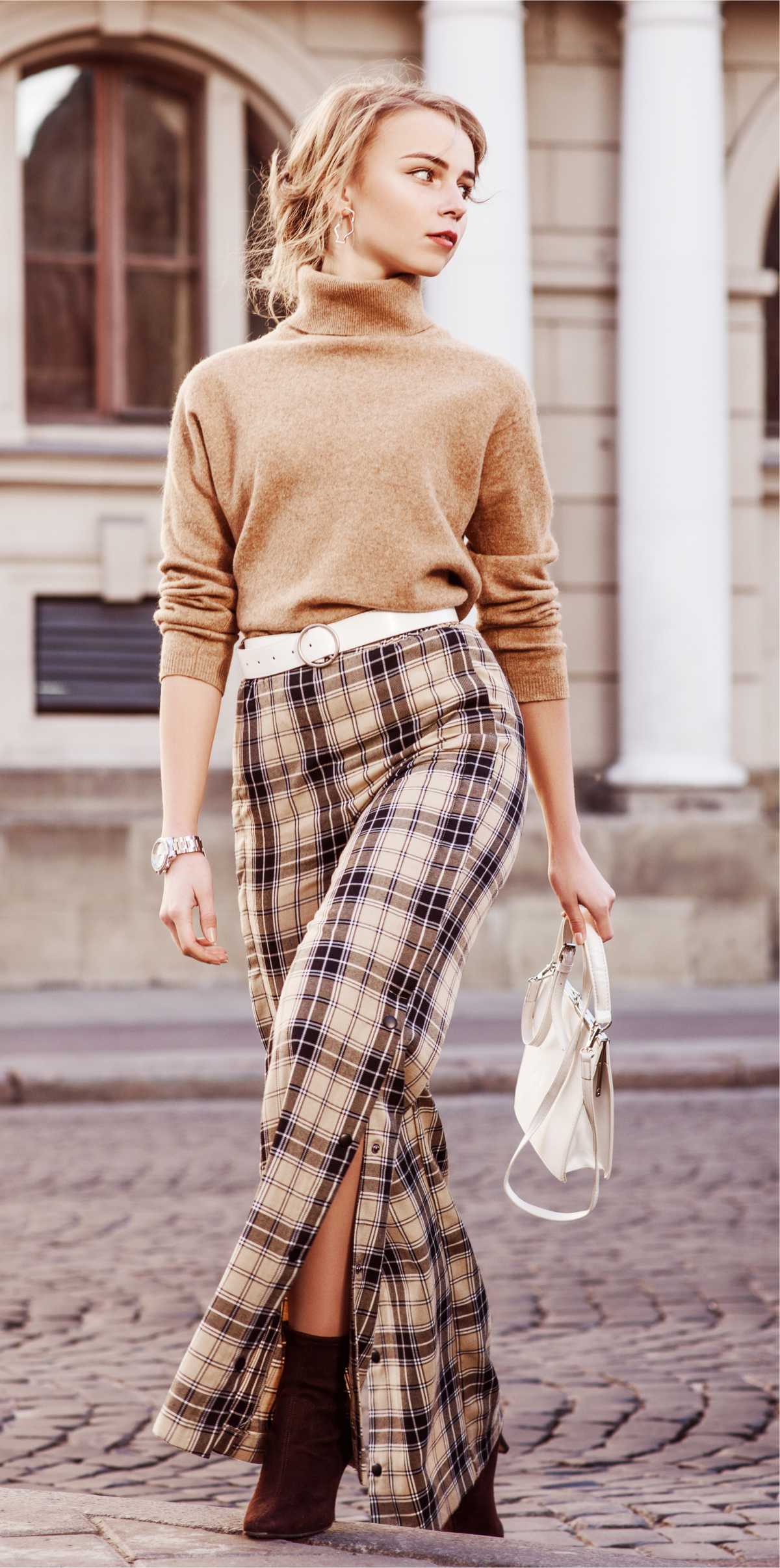 Outfit with nude knitted blouse and pantaloon pants