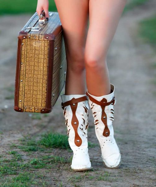 White country boots with details 