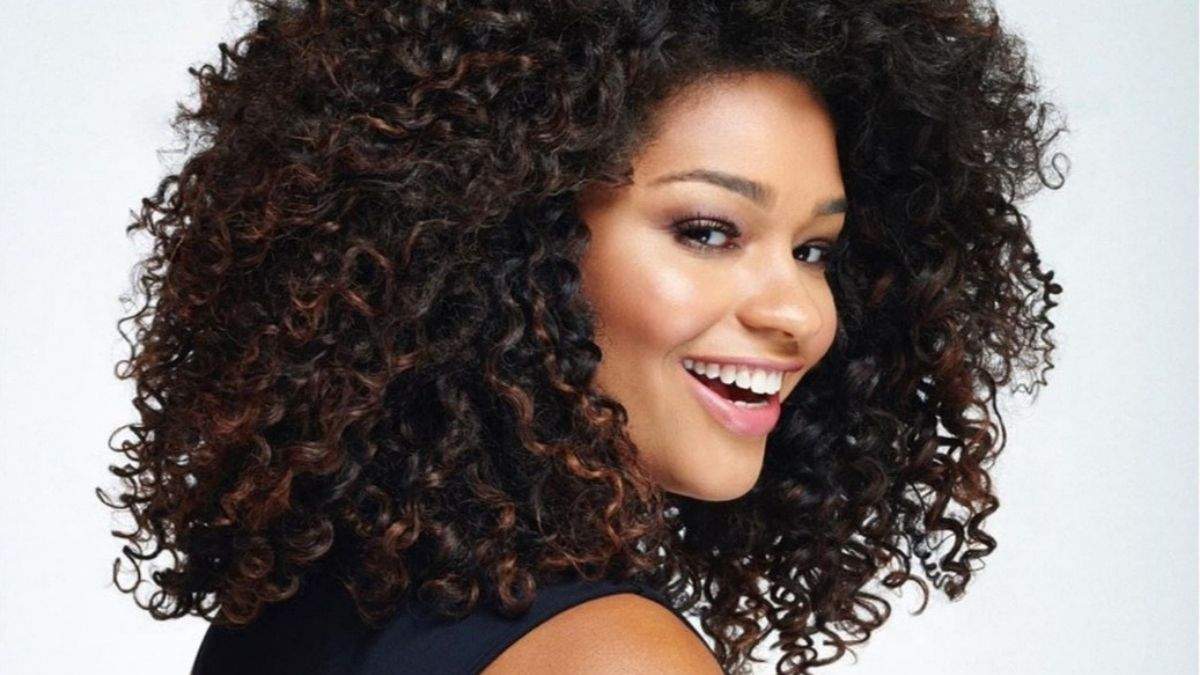 Star Juliana Alves became the inspiration for curly hair