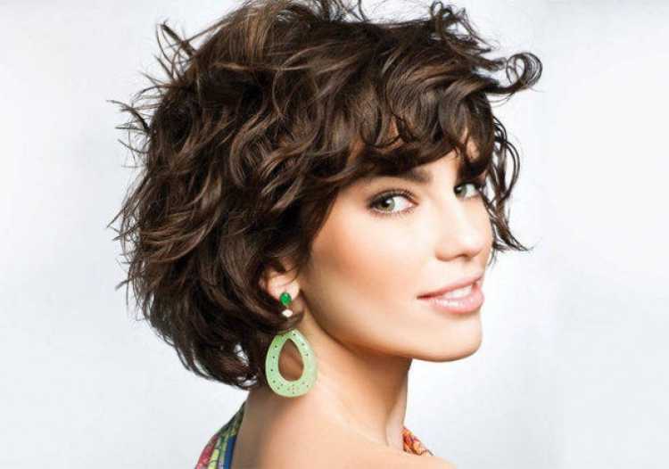 Short chopped cut is a trend for 2019