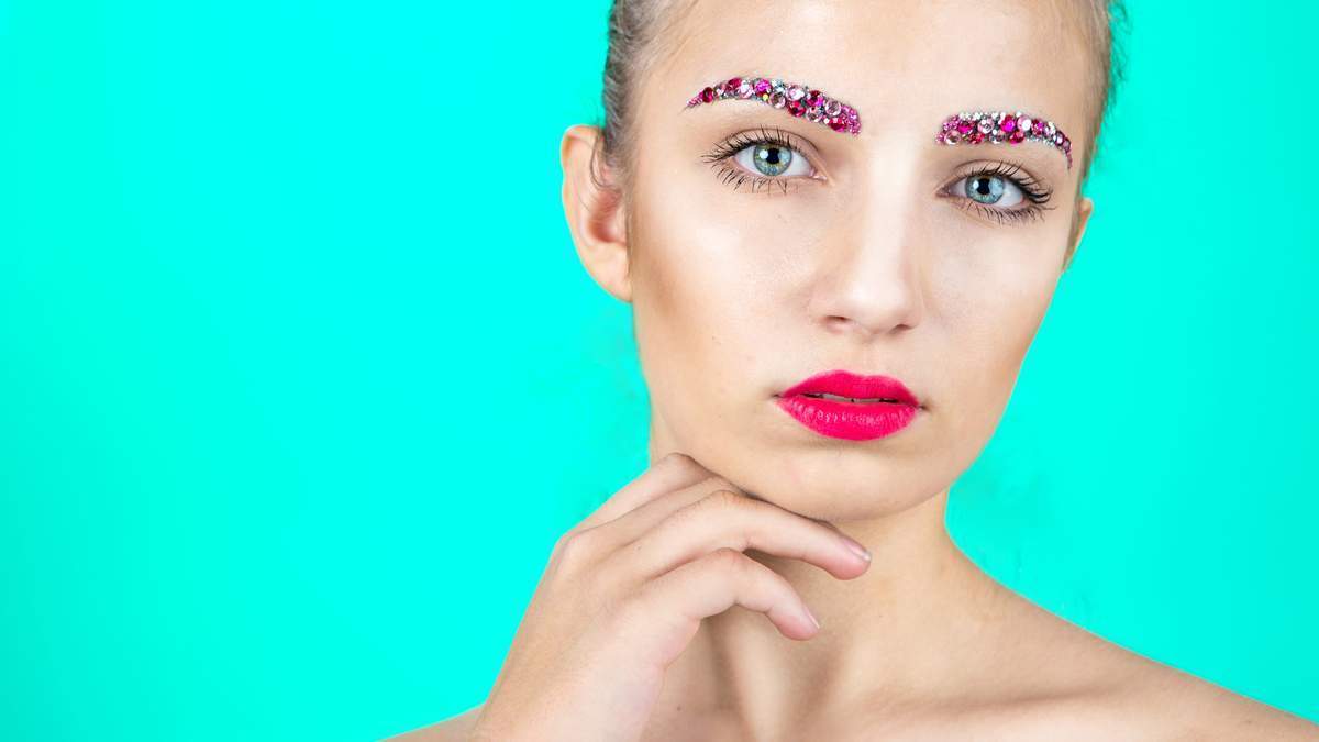 Glitter eyebrows are a bet for next season