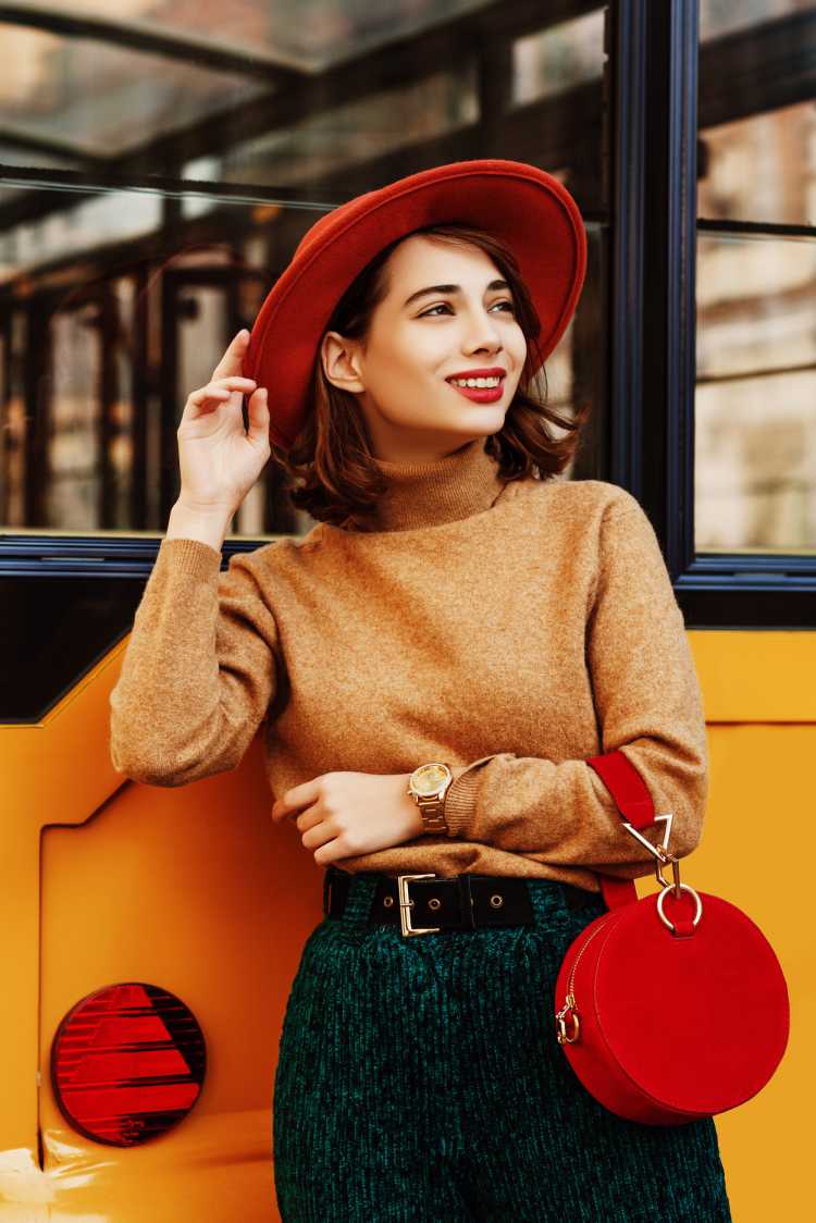 mejores tendencias invierno 2019 estilo vaquera con sombrero rojo y bolso