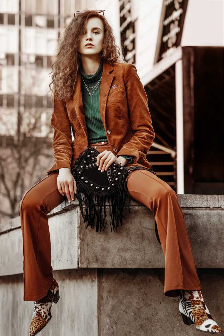 mejores tendencias invierno 2019 estilo vaquera con conjunto marrón