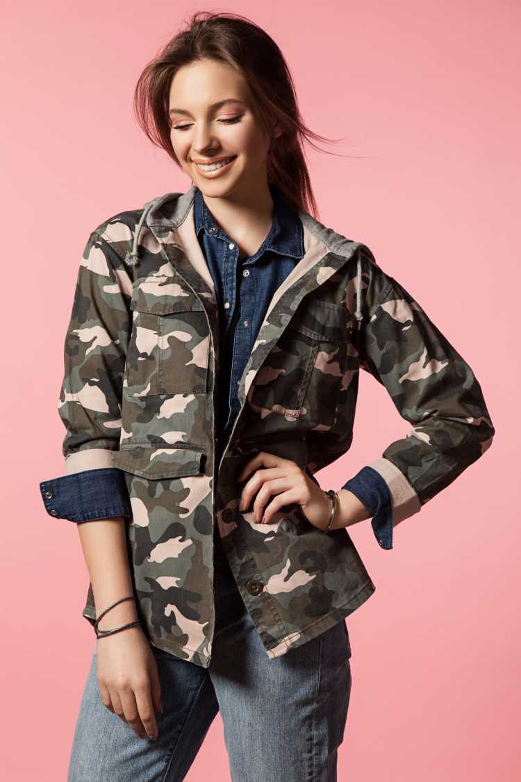 chaqueta con estampado militar