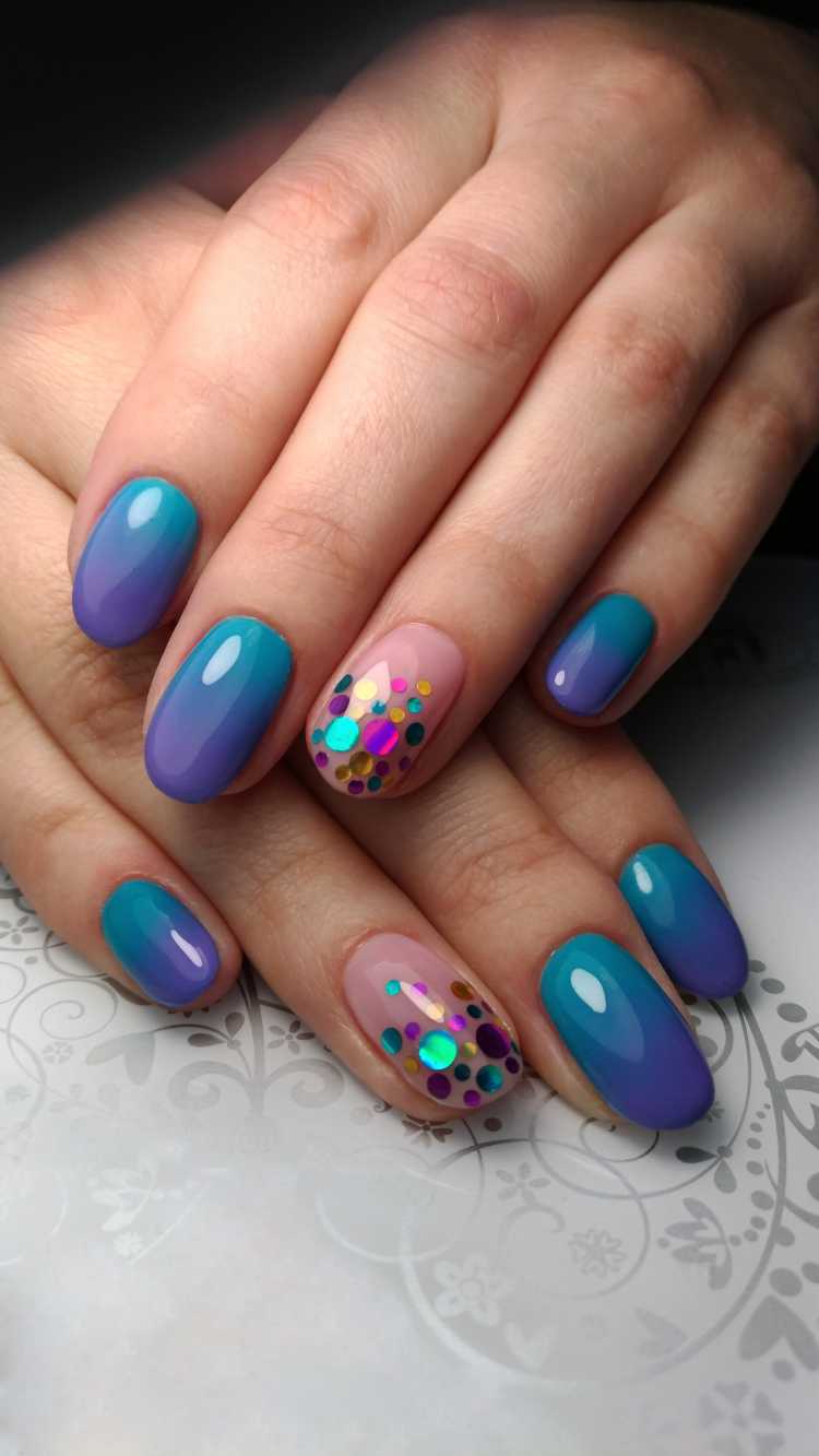 Colorful and discreet confetti nail art