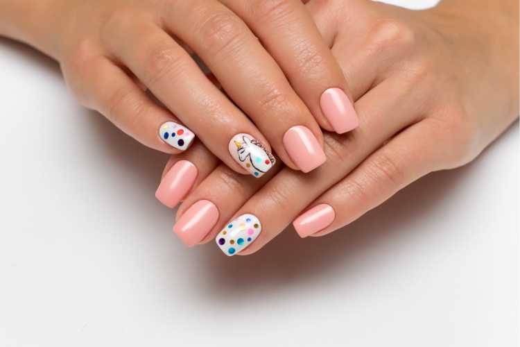 Colorful bubbles on some nails imitate confetti nail art