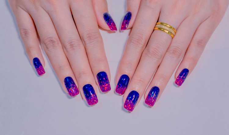 Holographic nails imitate one decorated with confetti