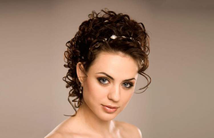 hairstyle with bow behind the ear for short curly hair