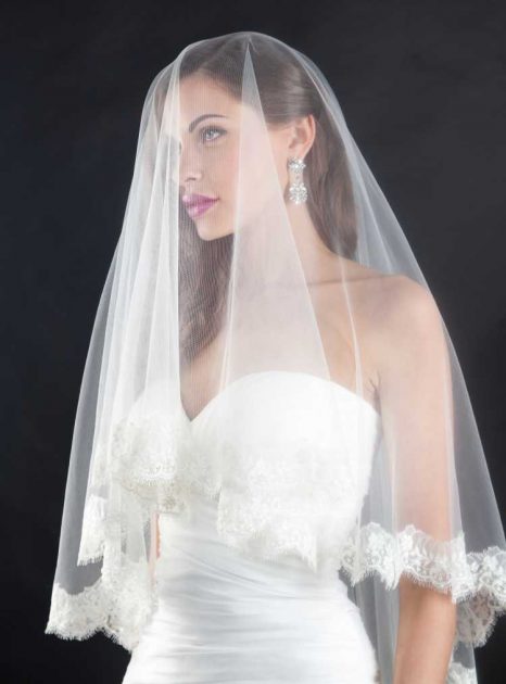 ideal veil for a perfect wedding dress with a sweetheart neckline