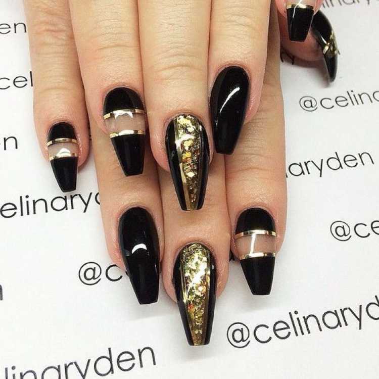 Nails decorated with the face of wealth