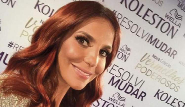 Photo of singer Ivete with red hair