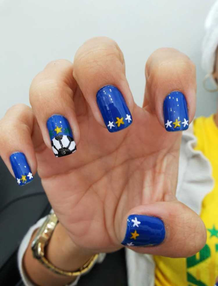 Decorated nails to support Brazil