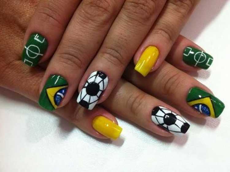 Nails decorated with football elements