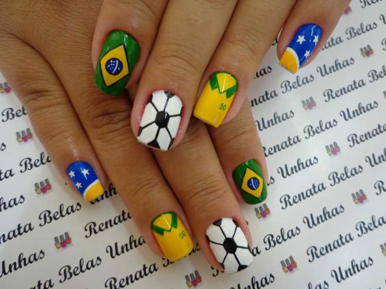 Decorated nails to support the Brazilian team at the World Cup