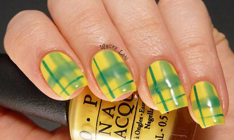 Nails decorated with the colors of Brazil